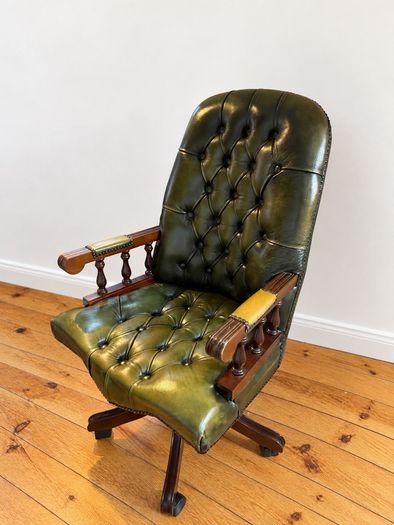 Beautiful Chesterfield Mountbatten Captain executive swivel chair