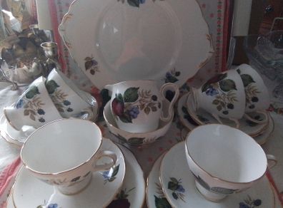 Gladstone Twenty One Piece Teaset