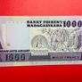 Madagascar  1000  FRANCS   1983  . Pick 68a  ( Uncirculated ) Image 2
