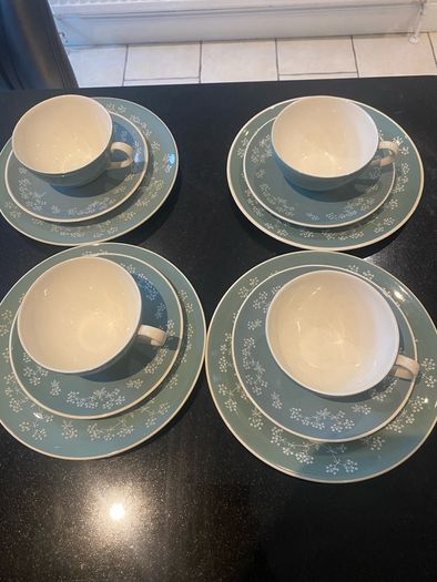 Royal Doulton Queenslace  D6447 tea set