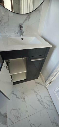 bathroom sink unit with mirror