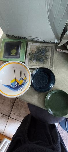 5 Different itms , 1- small green trinkelt dish 12.00 euro-2-  small  glazed blue trinkelt dish 12.00 euro.-3-Bowl trinkelt dish hand-painted ceramic piece from the famous HB Henriot Quimper pottery in France, 17.00 euro.-4-  trinkelt dish by Fermoyle Pot