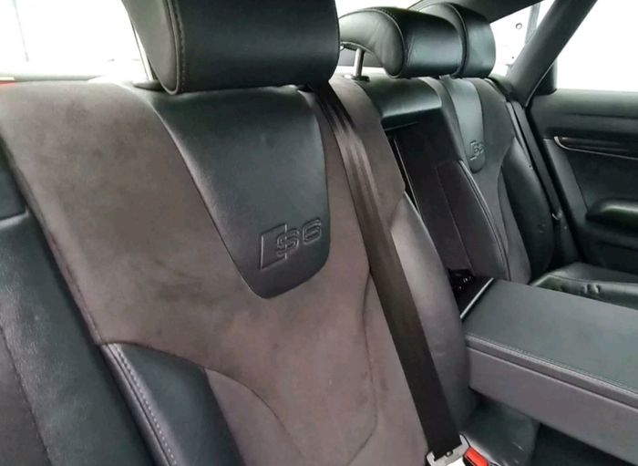 Audi S6 C6 fully electrical black leather / alcantara seats. Factory carbon trim / three spoke mfsw Sline bumpers R19 le man's wheels Toyo tyres parts breaking