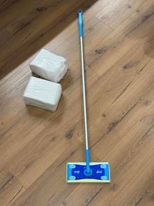 Flash floor mop with spare cleaning pads