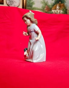 Girl with Puppy   NAO by Lladro 1987