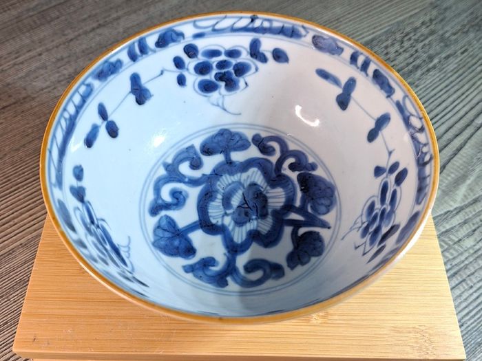 Chinese Kangxi porcelain Lotus bowl