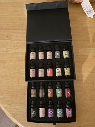 Essential oil diffuser and essential oils set