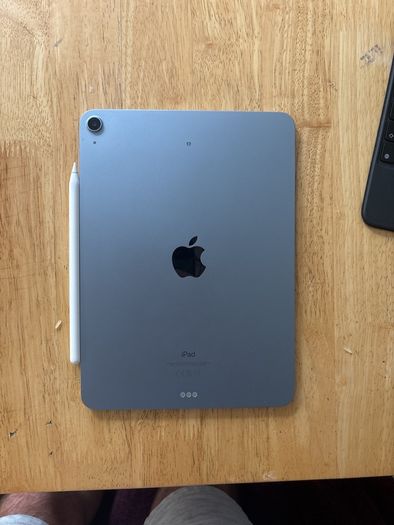 IPad Air (Magic Keyboard and Apple Pencil included)
