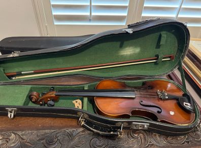 2No Violins in hard cases