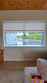 Window blinds x5  (cream/beige)