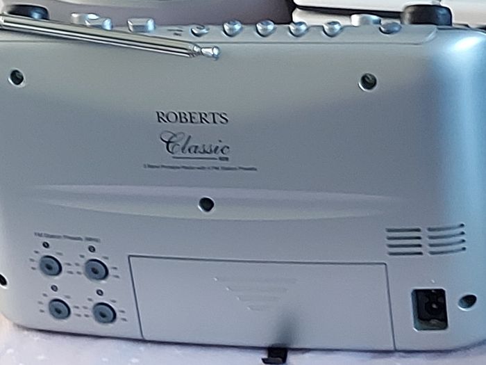 ROBERTS Classic 928, 3 Band Portable Radio with 4 FM Station Presets, Excellent condition, works perfect