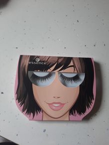 eyelashes