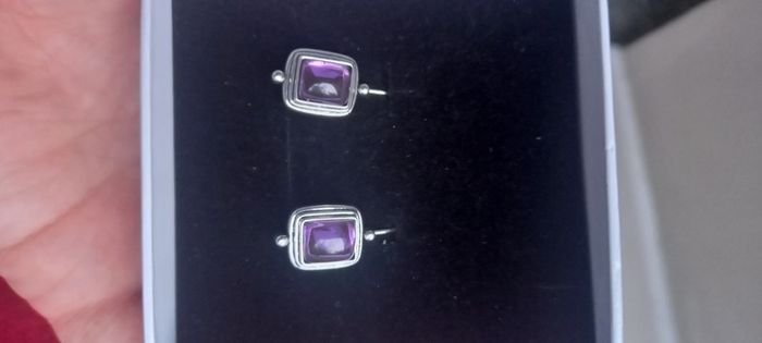 Vintage jewelry is sold individually for 5 to 10 euros