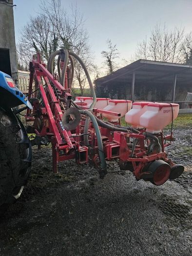 Maize seeder