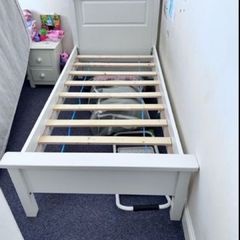 2x 3ft Single Beds            No  Mattresses