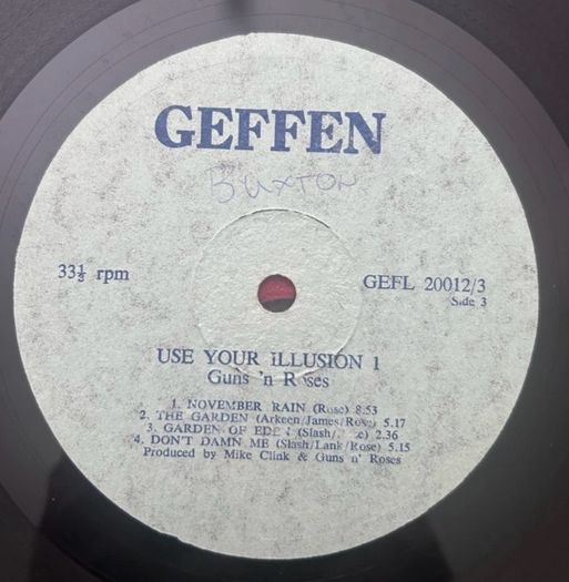 Guns n Roses very rare Zimbabwe Pressing. Use your illusion 1  Vinyl, vg+ .The sleeve is VG+.  Small splits to mid front opening. Small tear to back