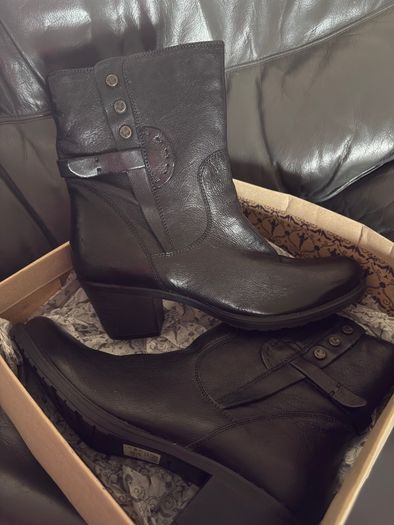 Clarks Women's Maymie Skye Strap Zip Ankle Boot in black leather. UK 8
