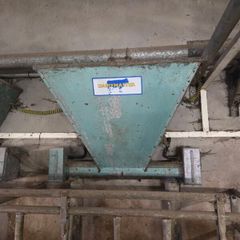 Milking parlour feeders