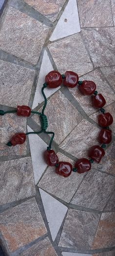 Vintage jewelry is sold individually for 5 to 10 euros