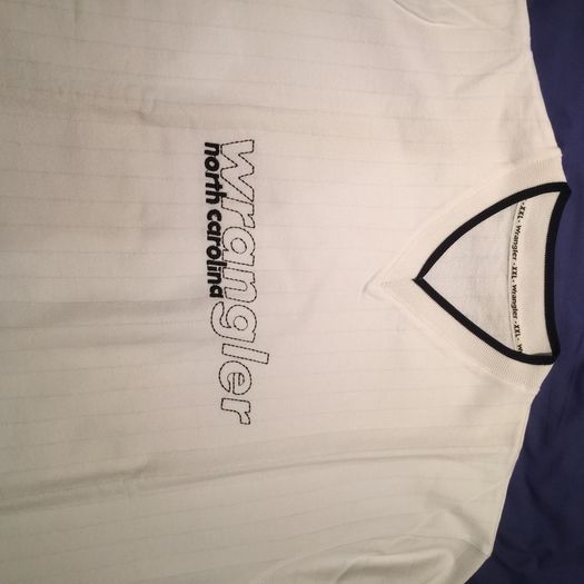 White Wrangler V-neck for mens Size XXL.