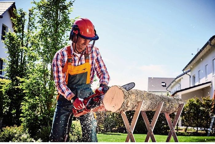 Electric Chainsaw -- 2000W, 16 Inch (40cm) OREGON Bar and Chain, Saw Kickback Protection, Tool-Free Tensioning -- For Effortless Cutting Of Wood, Trees and Branches (FREE POSTAGE)