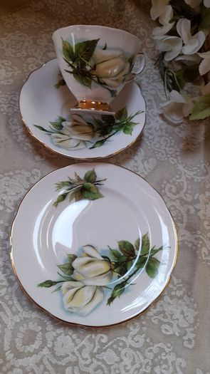 Vintage  Paragon "Six World Famous Rose" tea trios