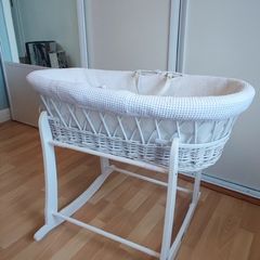 White Moses basket with stand / Cot