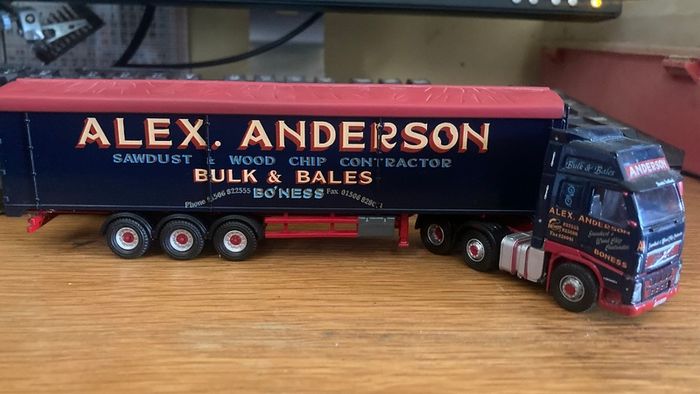 1:76 scale trucks x 2