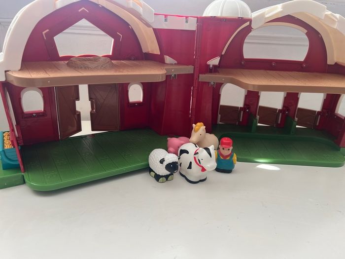Battat Big Red Barn animal farm playset