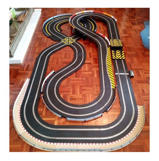 Scalextric 8x4 Speed Champions Set: Gulf Cars Edition