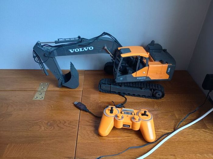 remote control Volvo digger