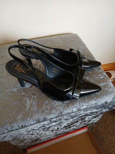 Women's patent leather shoes size 6