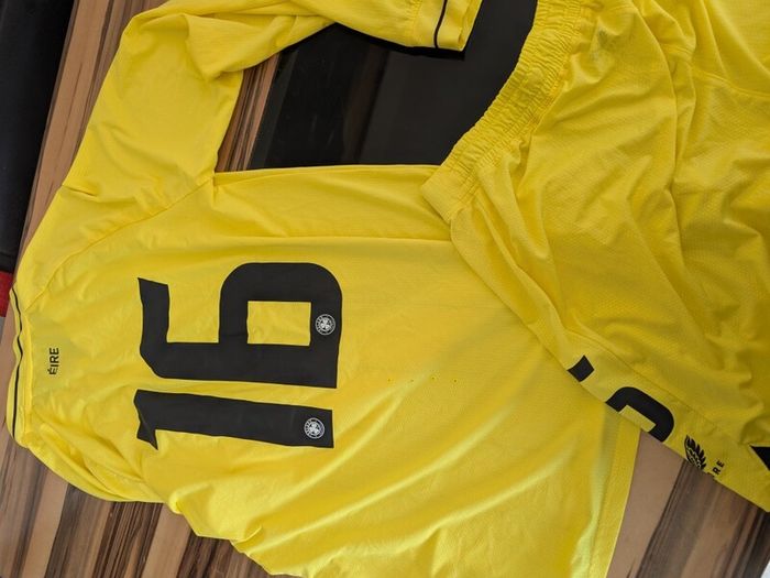 Rare Ireland soccer goal keeper  team issued gear