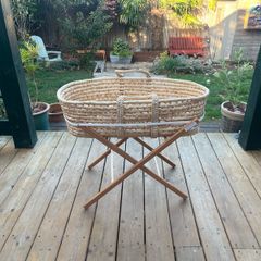 Moses Basket with 2 stands
