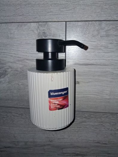 Only 2 Euro Each Picture Or 3 For Only 4 Euro!! - D.K.N.Y. & IKEA & Now Added - Bluecanyon Berkeley Soap Dispenser - Colour - Almond - Size - 9cm x 9cm x 15.2cm - RRP - 15.60 Sterling