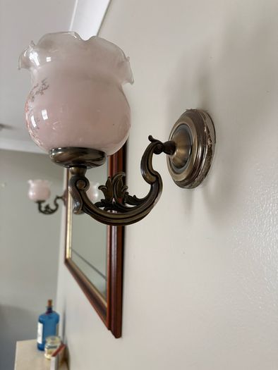 Pair of wall lights gets with glass shades