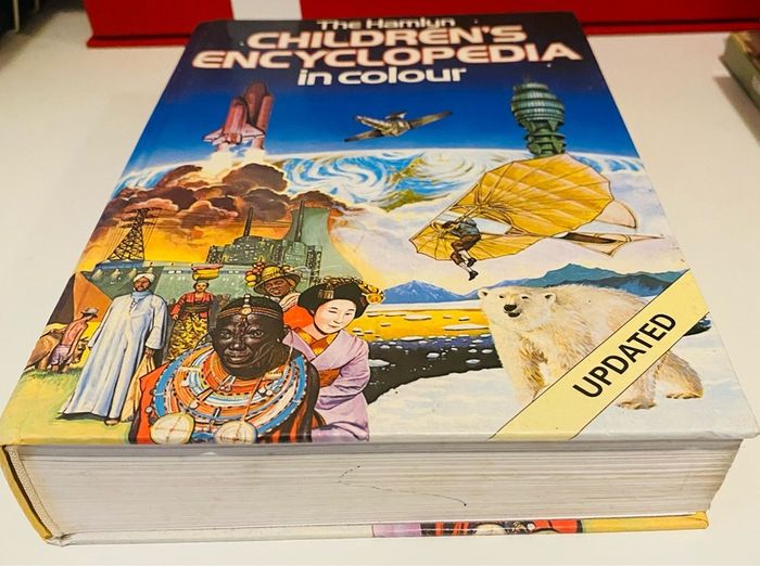 Children book: the Hamlyn children's encyclopedia in colour
