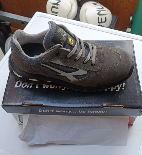 shoes worker