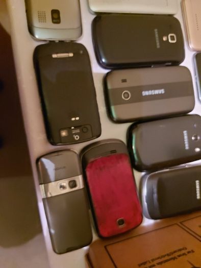 25 Mobile phones in very good cosmetic condition but have no Batterys