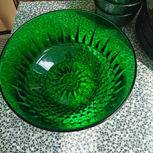 Arcoroc France "Diamant" 1970s  green glass collection, featuring a diamond-cut geometric pattern, one large bowl, 8 smaller ones, 9 green glass plates, 20th century