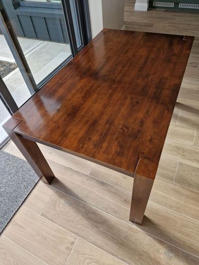 Dining Room Table & 6 Chairs