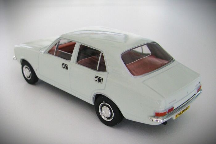 Diecast Model Morris Marina White - Collectable Vanguards 1:43