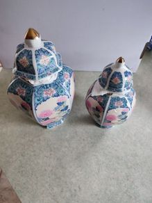 Set Of 2 Chinese Vases With Dome Lid.
