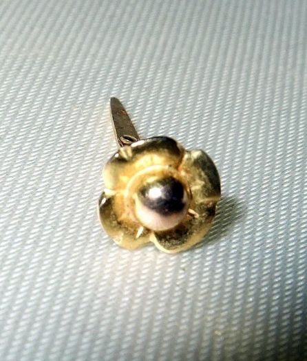 Pristine Vintage 9ct Gold Flower Stud Earring