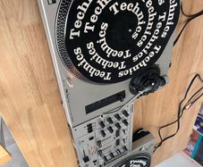 Direct-Drive DJ Setup: 2x Turntables & Behringer Mixer