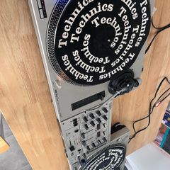 Direct-Drive DJ Setup: 2x Turntables & Behringer Mixer