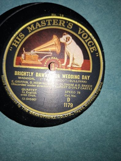 His Master's Voice record album for Gilbert & Sullivan's The Mikado. around 1926 or 1927 The set features 12" 78 RPM shellac records