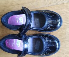 Clarks girls patent sandals size 8.5F