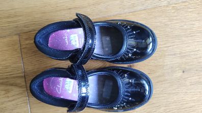 Clarks girls patent sandals size 8.5F