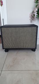 speaker cabinet  12 inch speaker.      Marshall.     Celestion  ,